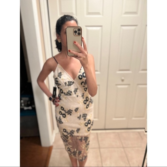 *NWT* LULU'S Corinne Beige and Navy Blue Floral Embroidered Lace-Up Dress - Picture 6 of 6